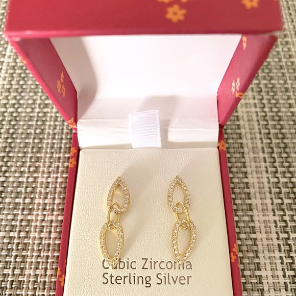 Nanette BRAND NEW gold toned stud earrings 😍 Box included 🎁 - Picture 5 of 5